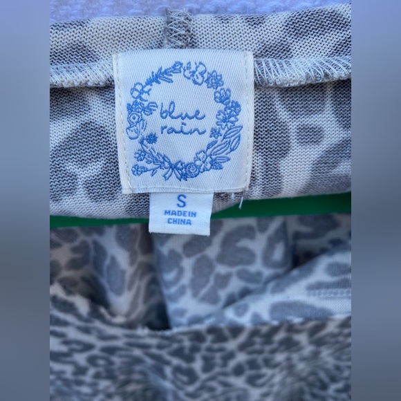 Francesca’s leopard print v neck longsleeve with hood - Picture 3 of 4